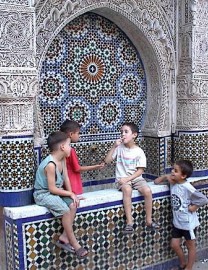 Kids in Fez eating popcorn